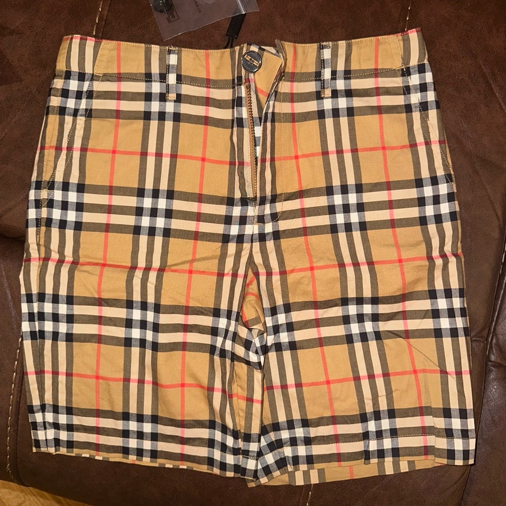 Boys Burberry dress shorts. Button zip   NWT size 10
